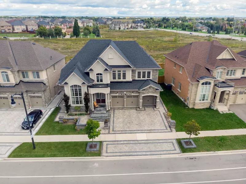 11 Martin Byrne DR, Brampton, ON L6P 0V2