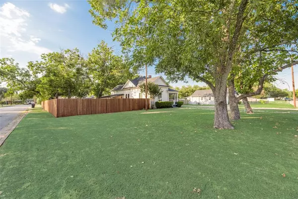 Cleburne, TX 76033,618 W Heard Street