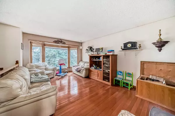 Calgary, AB T3K 2B8,63 Bernard PL NW