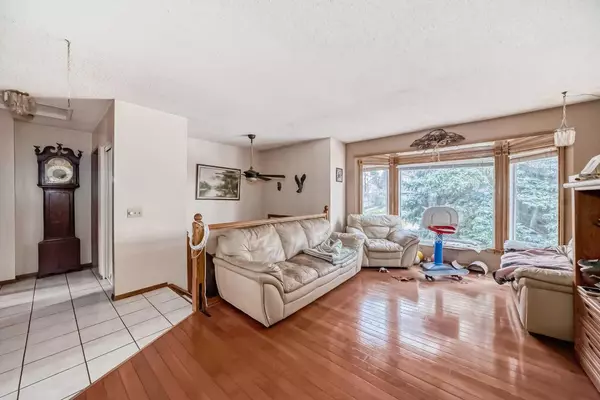 Calgary, AB T3K 2B8,63 Bernard PL NW