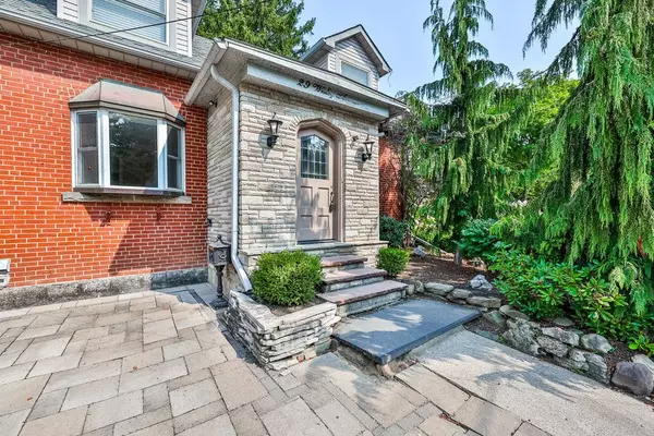 29 Wesley AVE, Mississauga, ON L5H 2M6