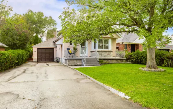 34 Woodgate DR, Toronto W03, ON M6N 4W3