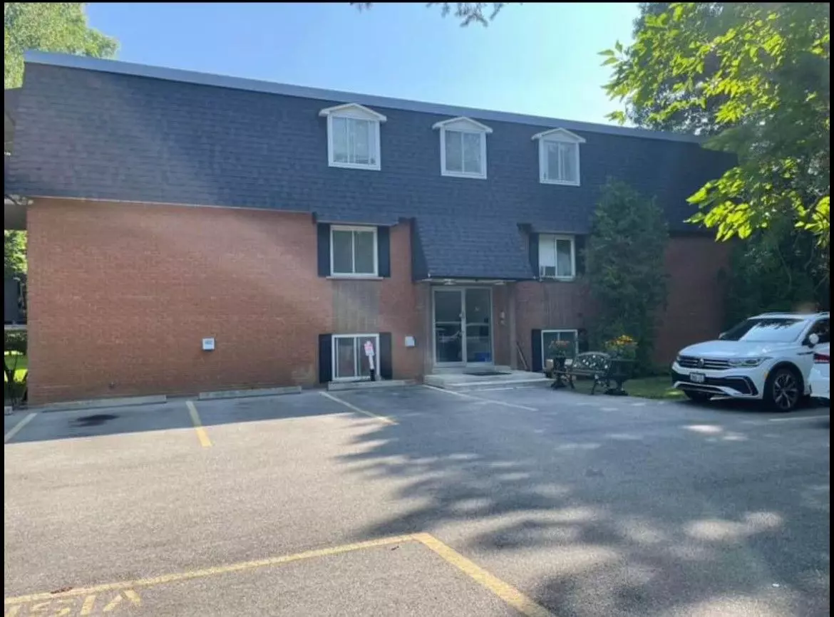 Burlington, ON L7L 5B9,2128 Ghent AVE #2