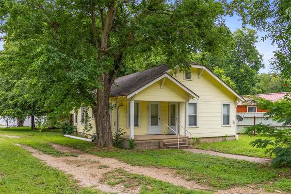 701 S Austin Street, De Leon, TX 76444