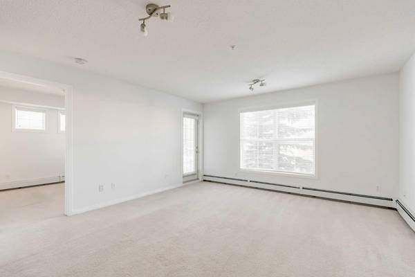 Calgary, AB T2A 7Z4,2000 Applevillage CT Southeast #201