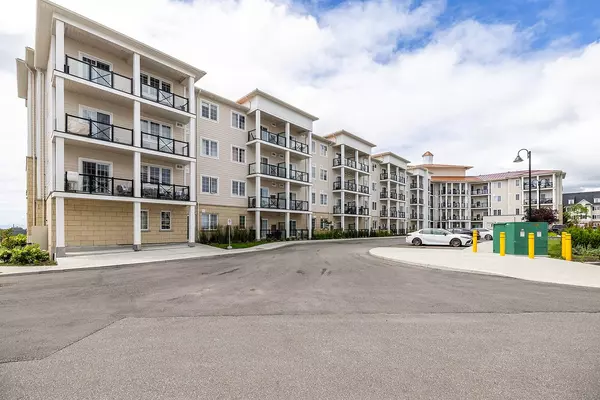 Clarington, ON L1B 0V9,50 Lakebreeze DR #401