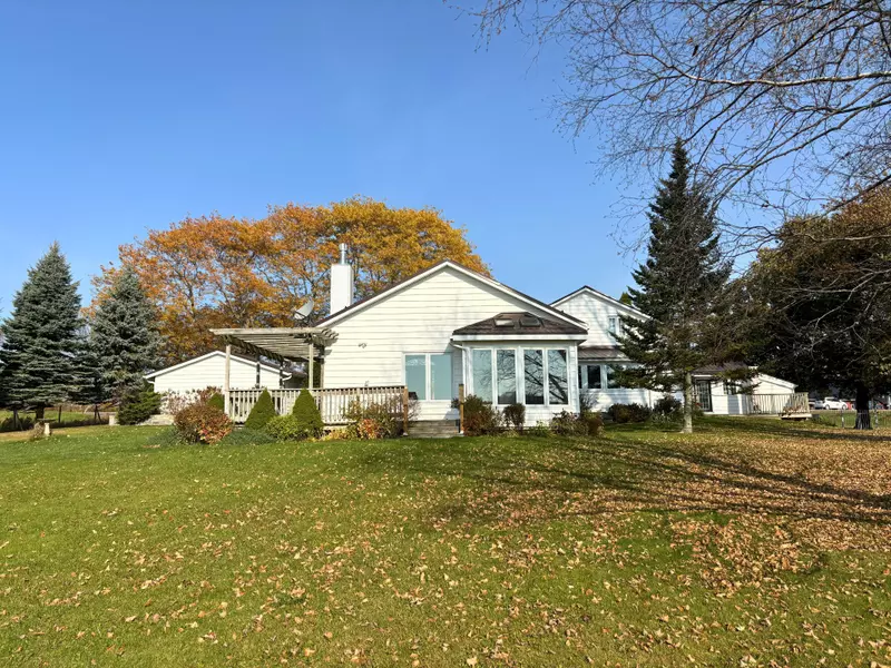 13667 Loyalist Pkwy, Prince Edward County, ON K0K 2T0