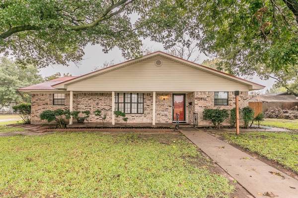 602 E Greenwood Avenue, Bowie, TX 76230