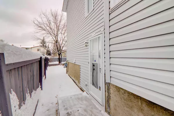 Calgary, AB T2W 5G4,20 Cedardale Mews SW