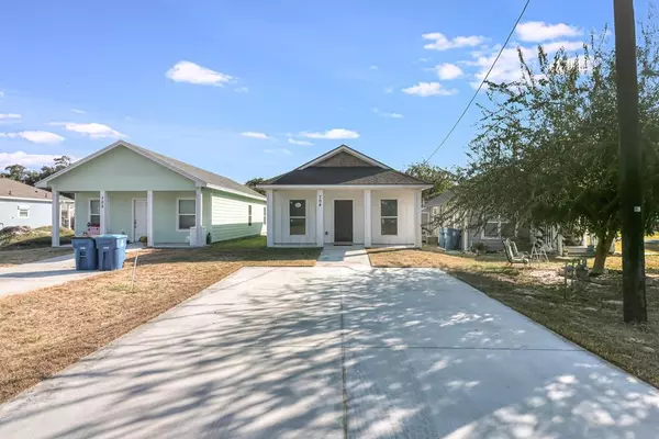 704 Gagon, Rockport, TX 78382