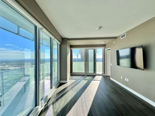 3900 Confederation Pkwy #4504, Mississauga, ON L5B 0M3