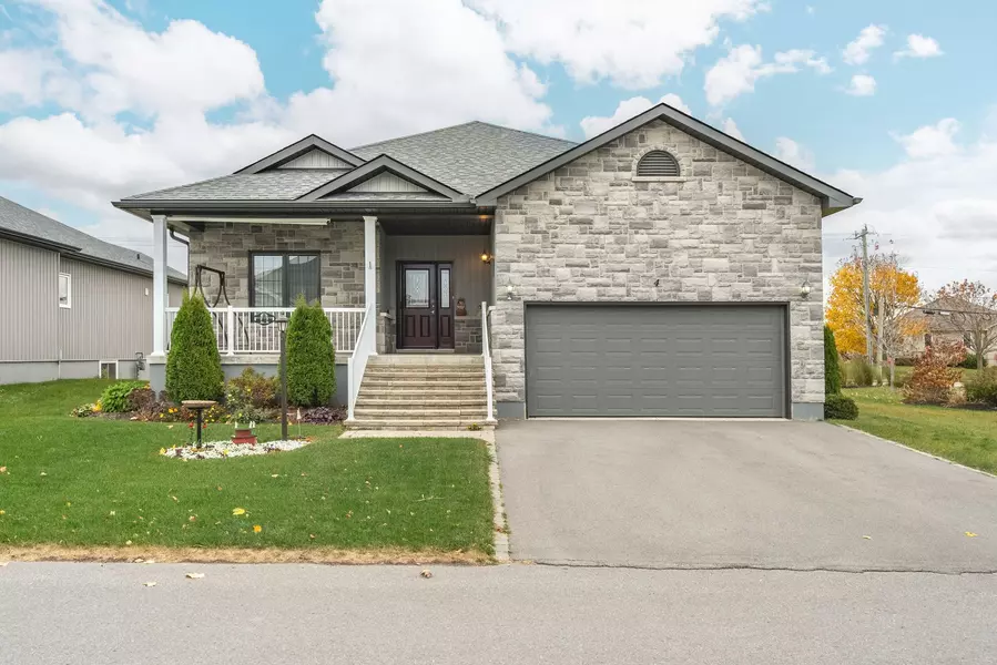 4 Dorchester DR, Prince Edward County, ON K0K 3L0