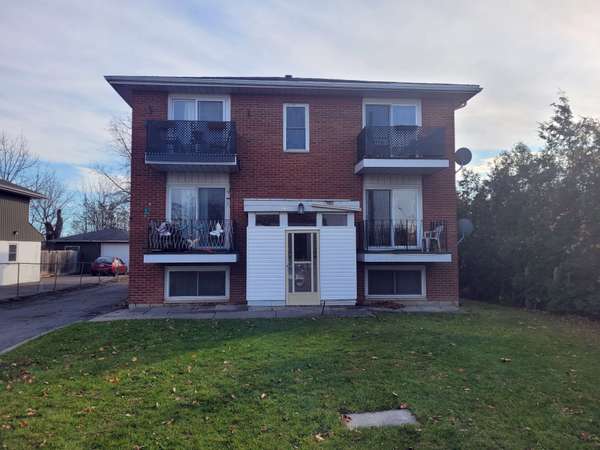 27 King George SQ, Belleville, ON K8P 2A6