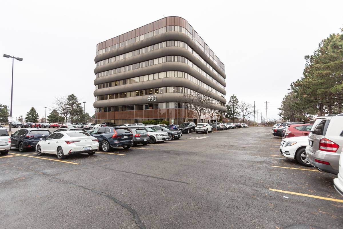 Oakville, ON L6K 3X9,690 Dorval DR #200-09