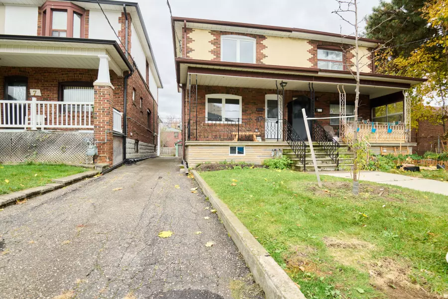 5 Greyton CRES, Toronto C03, ON M6E 2G1