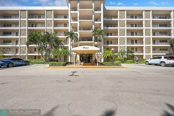 Pompano Beach, FL 33069,2801 N Palm Aire Dr  #305