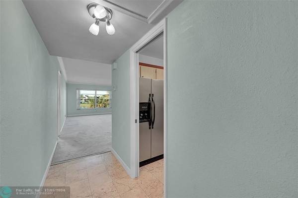 Pompano Beach, FL 33069,2801 N Palm Aire Dr  #305