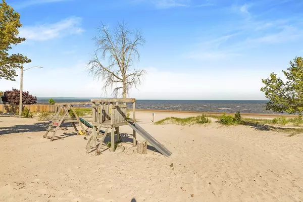 Wasaga Beach, ON L9Z 2J9,11 12th ST N