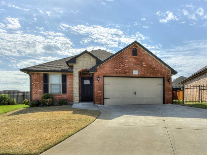 320 Golden Leaf Court, Moore, OK 73160