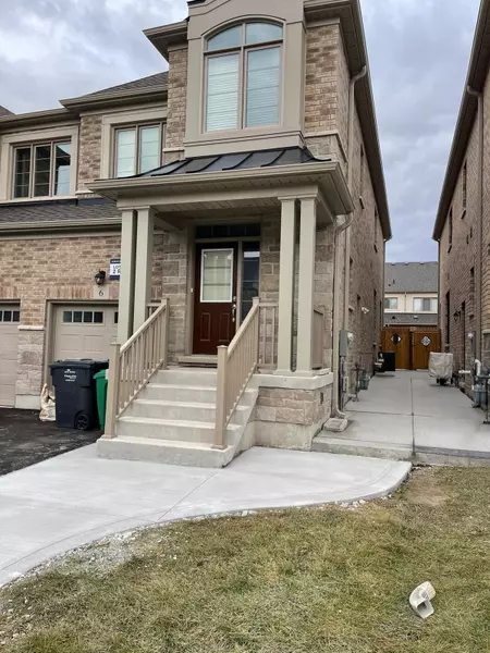 6 Quinton RDG, Brampton, ON L6Y 0E3