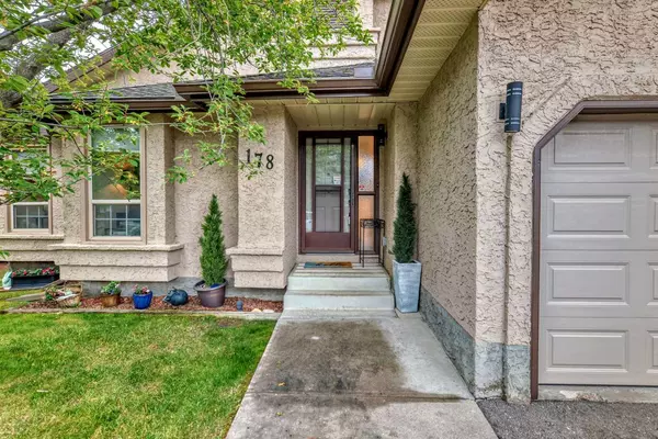 Calgary, AB T2V 5J6,178 Oakbriar Close SW