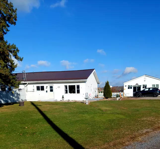 248 Cemetery RD, Gananoque, ON K7G 1V8