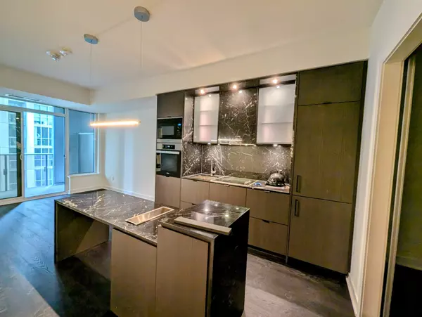 Toronto, ON M4W 1L2,11 Yorkville AVE #1707