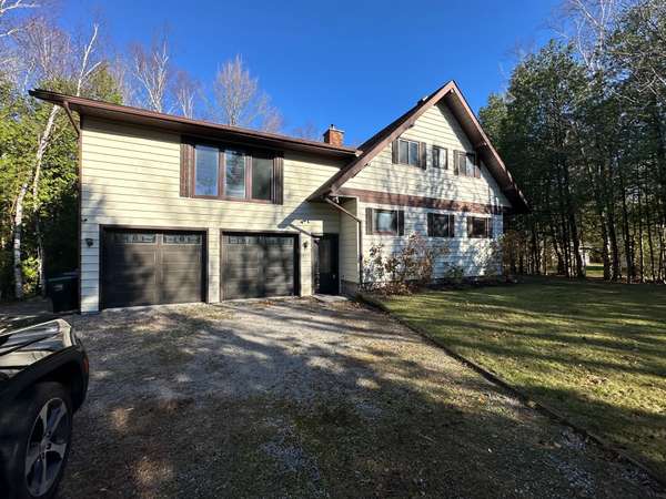 21 Coppercliff CRES, Tiny, ON L9M 0C4