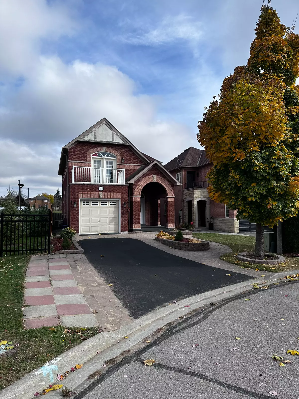 Whitby, ON L1R 2Z1,256 Willowbrook DR E