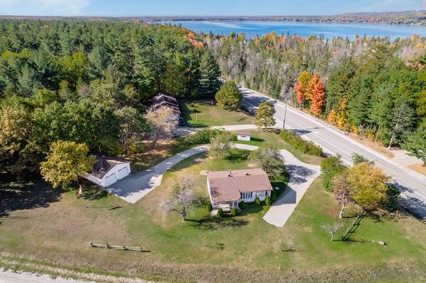 5358 Penetanguishene RD, Springwater, ON L0L 1P0