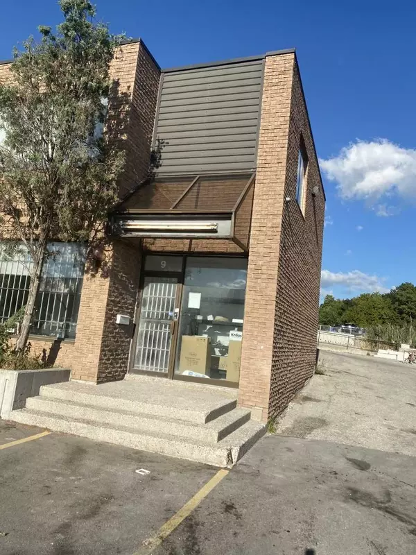 Toronto W05, ON L3N 1H8,425 Eddystone AVE #8-9