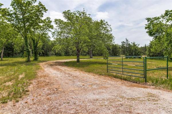 7483 County Road 1020, Wolfe City, TX 75496