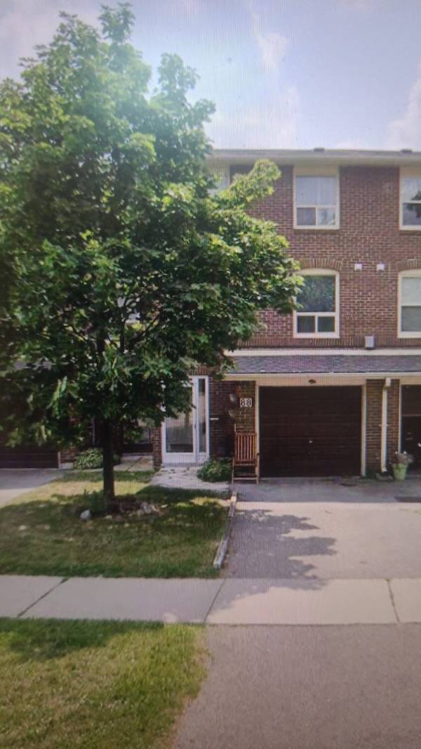 88 Edenborough DR #27, Brampton, ON L4N 0T6