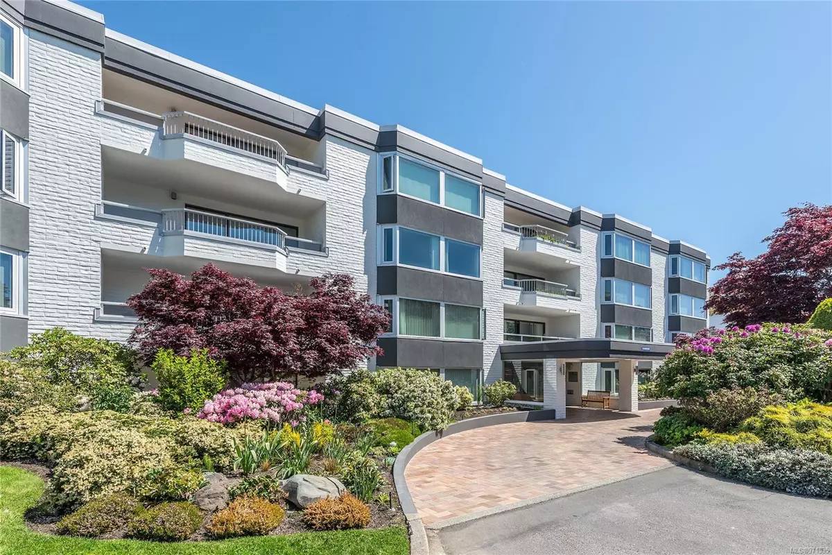 Oak Bay, BC V8S 2N6,1370 Beach Dr #409