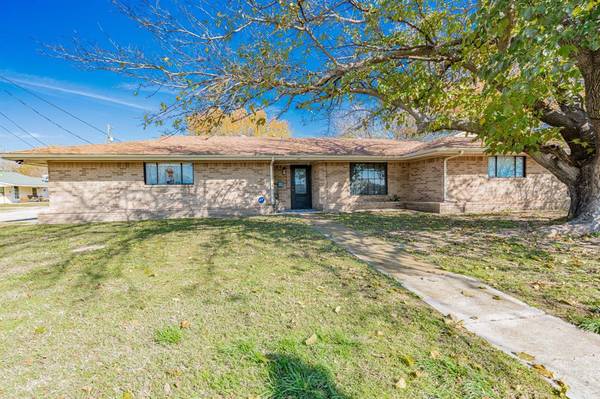 301 E Williams Street, Bowie, TX 76230