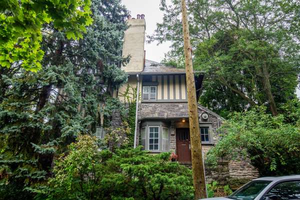 15 Pine Hill RD, Toronto C09, ON M4W 1P5