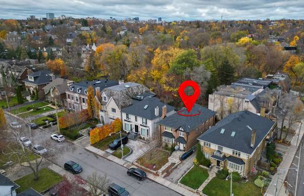 4 Hillholm RD, Toronto C03, ON M5P 1M2