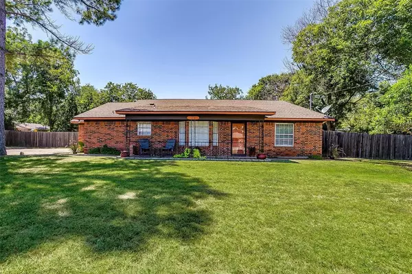 104 S Oak Street, Crowley, TX 76036