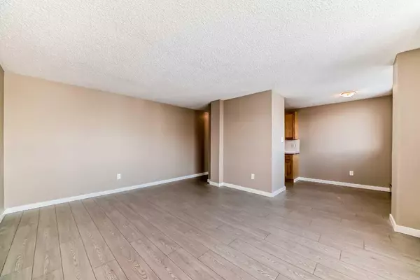 Calgary, AB T2E0J3,310 4 AVE NE #303