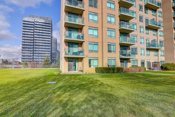 Richmond Hill, ON L4B 4T9,39 Oneida CRES #306