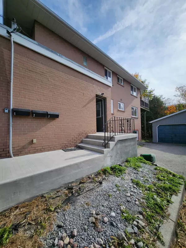 Whitby, ON L1N 1X7,507 colborn ST W #2