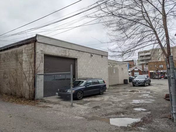 Toronto E03, ON M4K 3V8,995 Pape AVE #3