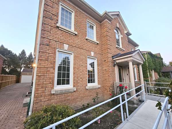 96 Theobalds CIR, Richmond Hill, ON L4C 9C9