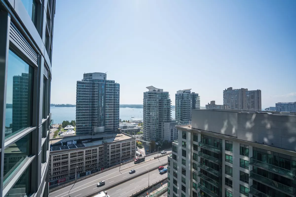 Toronto C01, ON M5J 3A3,19 Grand Trunk CRES #2315