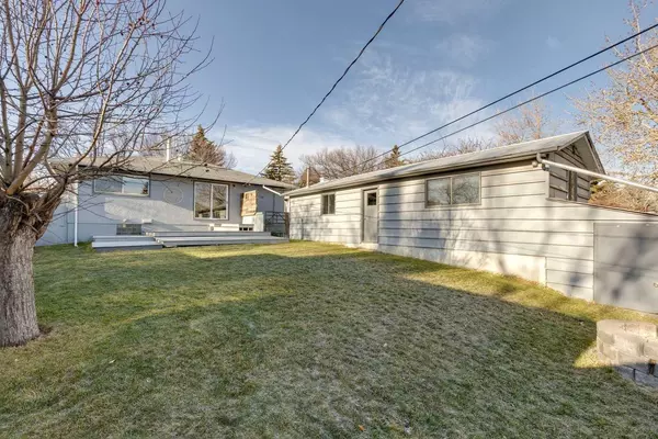 328 Trafford DR Northwest, Calgary, AB T2K2S9