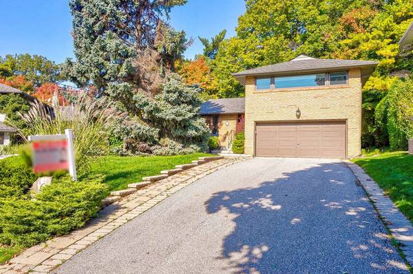 6 Hillavon DR, Toronto W08, ON M9B 2P5