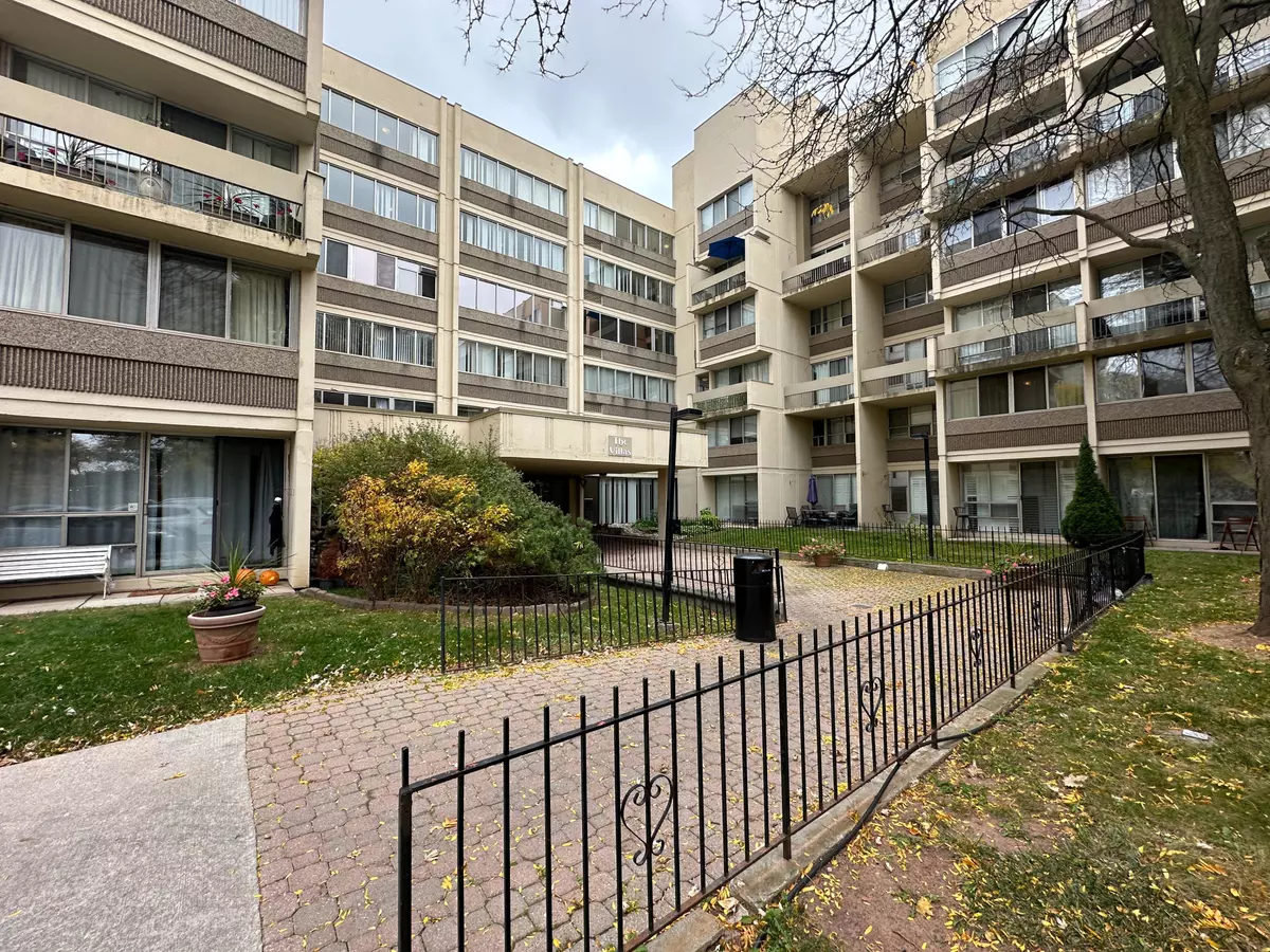 Oakville, ON L6H 2S2,1300 Marlborough CT #306