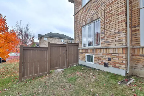 Georgina, ON L4P 0B5,32 Carness CRES #Lower