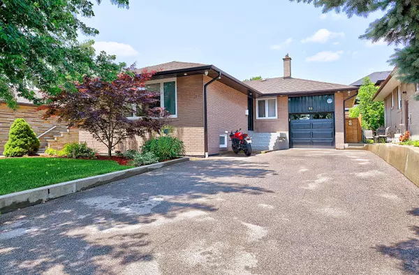 32 Del Ria DR, Toronto W04, ON M6L 1M1