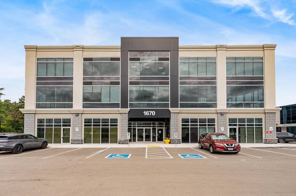 1670 North Service RD E #205, Oakville, ON L6H 7G3